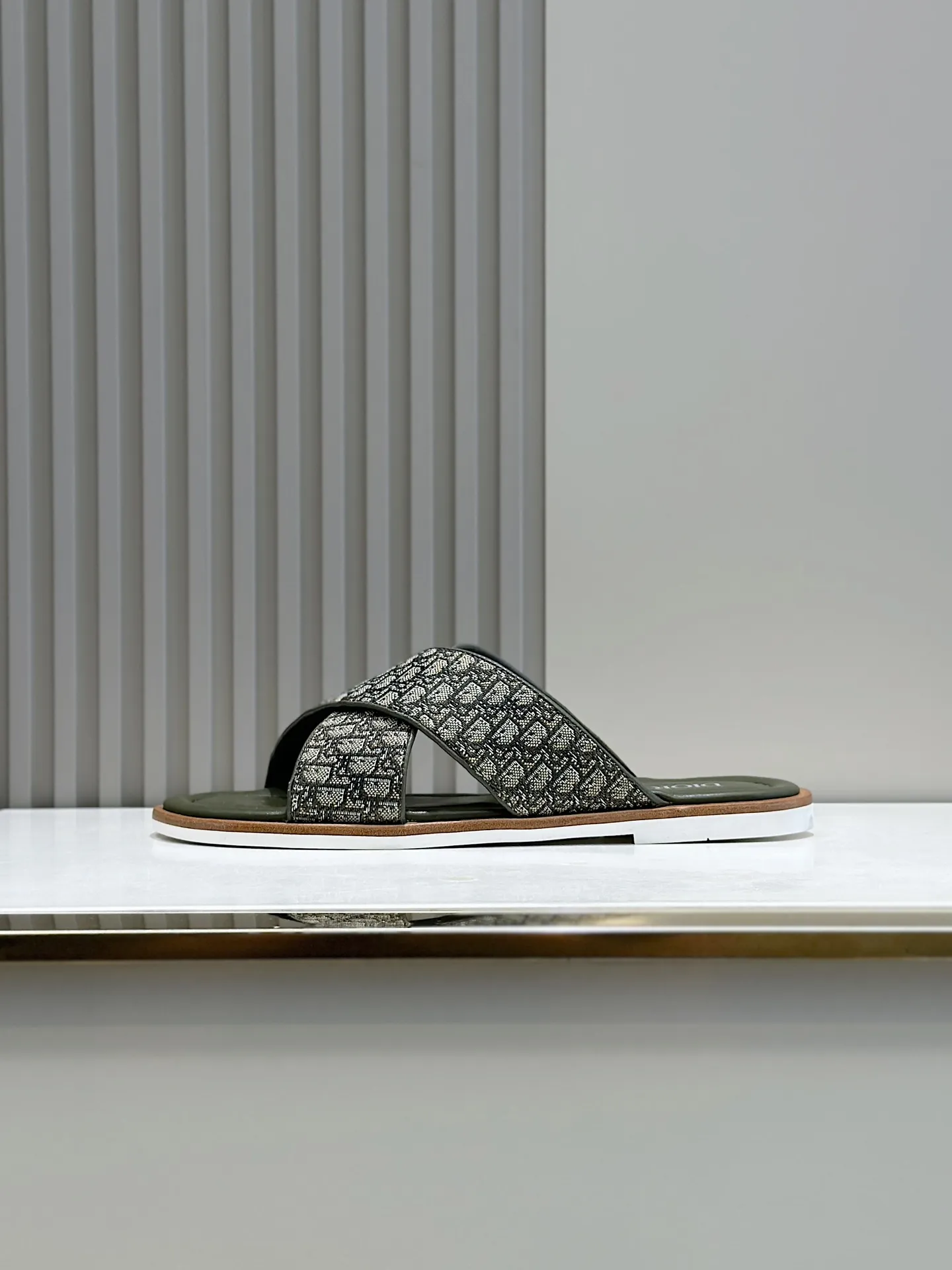 P320 [DIOR] Size 39-44 (38.45 custom-made) 2024ss Dior’s latest men’s slippers are a must-have. Dior Alias ​​Men's Genuine Leather Slippers This summer new Alias ​​sandal embodies a casual and elegant style. Carefully crafted from grained cow leather and Oblique printed fabric, with cowhide lining! Cross-strap design with metal-clad brass CD Diamond logo. The imported cowhide leather and rubber sole adds sophistication and comfort, while Oblique print-effect anti-slip panels add style.